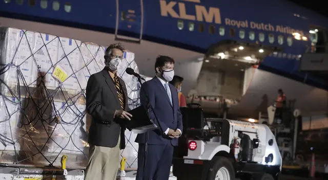 Presidente Francisco Sagasti supervisó la llegada de las 117 mil dosis de Pfizer al Perú.