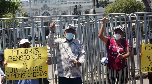 Fonavistas exigen la devolución de sus aportes en los exteriores del Congreso de la República.