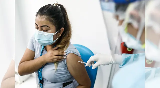 Vacunación COVID-19 en medio de la segunda ola.