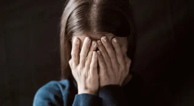 Una guerra entre dos familias e insinuaciones de violaciones han hecho un infierno la existencia de la joven.