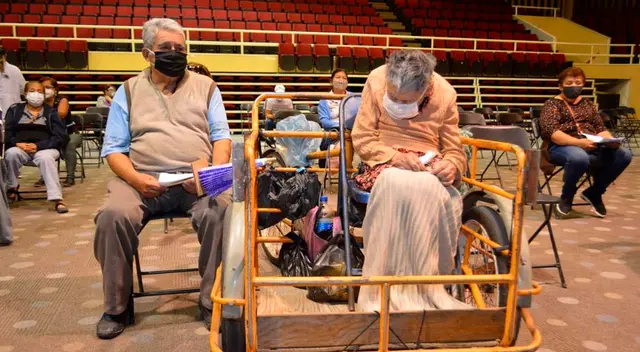 La pareja fue las primeras personas en recibir la vacuna contra el COVID-19.