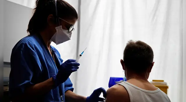 El sistema inmune de los vacunados puede combatir a las variantes del coronavirus, afirma estudio.