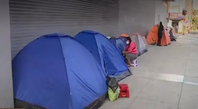 Familiares de pacientes acampan en los exteriores del Hospital del Niño de Breña