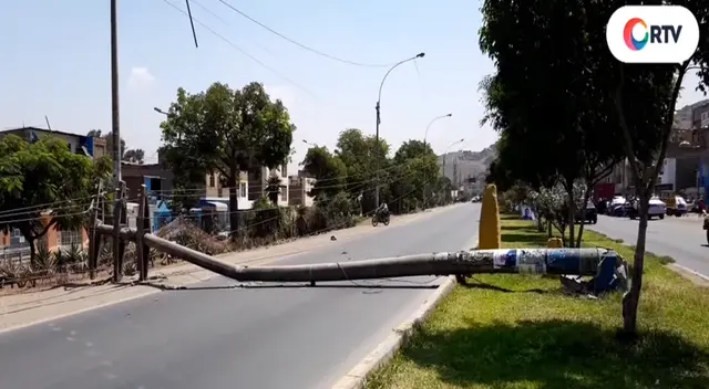 Dos postes de luz caen en plena vía pública Dos postes de luz caen en plena vía pública