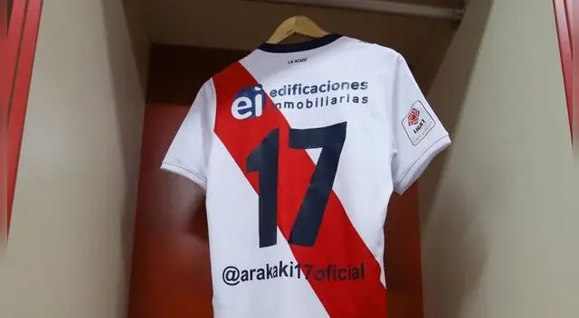 Debajo de las camisetas de Municipal aparece la cuenta el Instagram de cada jugador.