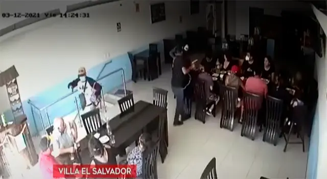 Cámara registra a delincuentes armados asaltado a comensales dentro de una cevichería