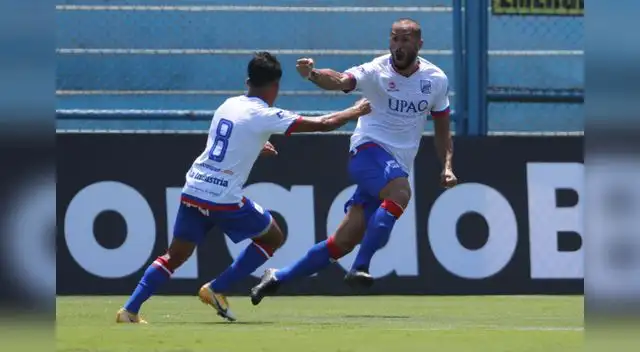 Mauro Guevgeozián  celebra el primer  gol de los carlistas . José Carlos Fernández puso el segundo.