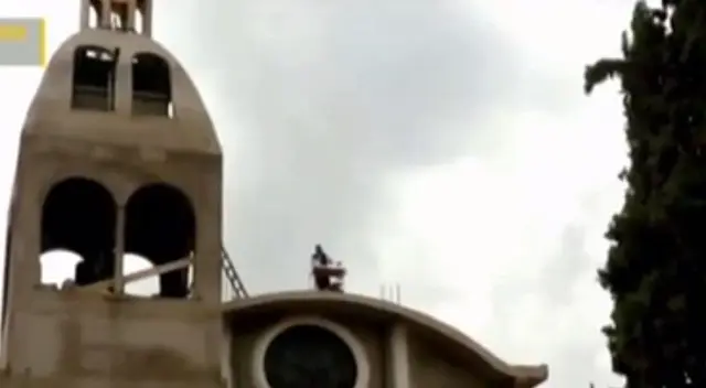 Un sacerdote brinda misas desde el techo de una iglesia para los vecinos del distrito de Tomayquichua,  en Huánuco.