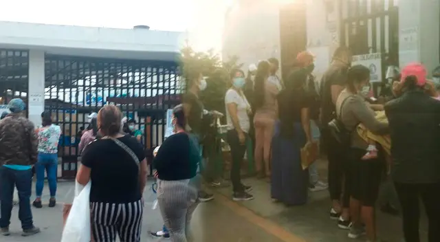 Padres de familia hacen largas colas en centro materno.