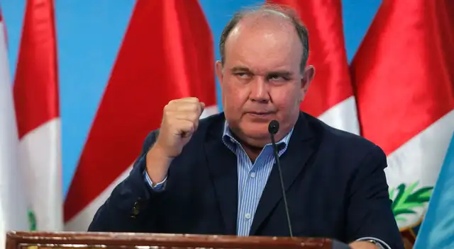 Al darse cuenta de sus afirmaciones, López Aliaga decidió dar un paso atrás y contradijo sus palabras al asegurar que no ha regalado dinero a sus candidatos, ya que el JNE podría excluirlo de la contienda electoral. Al darse cuenta de sus afirmaciones, López Aliaga decidió dar un paso atrás y contradijo sus palabras al asegurar que no ha regalado dinero a sus candidatos, ya que el JNE podría excluirlo de la contienda electoral.