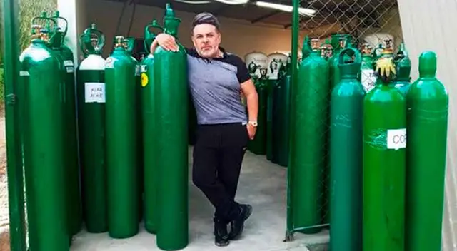 Andrés Hurtado posó delante de balones de oxígeno.