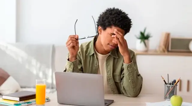 Al pasar mucho tiempo frente a una pantalla, disminuye la frecuencia de parpadeo y la secreción lagrimal.