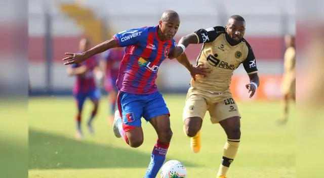 Ismodes lucha el balón con Céspedes en el cotejo que ganó Alianza Universidad a Cusco FC.