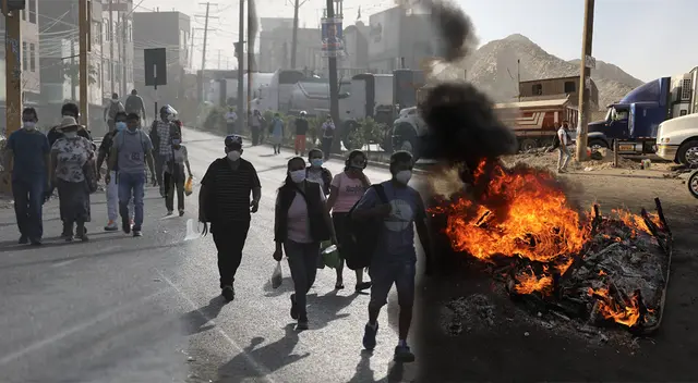 Personas caminan por bloqueo de la carretera.