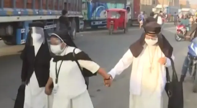 Captan a religiosas caminando en medio del paro de transporte.