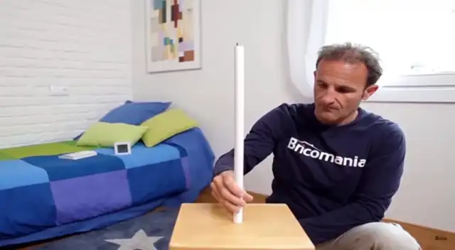 Encaja el tubo de electricidad en el centro del banco. Encaja el tubo de electricidad en el centro del banco.