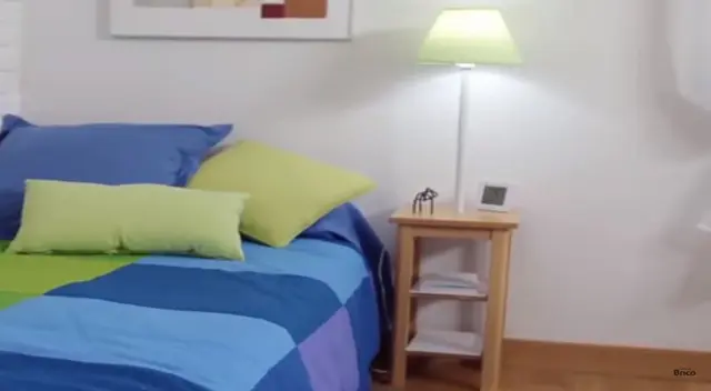 Convierte esa banca que no usas en una mesita de noche. Convierte esa banca que no usas en una mesita de noche.