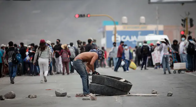 Mototaxistas y colectiveros se unen al paro nacional de transportistas Mototaxistas y colectiveros se unen al paro nacional de transportistas