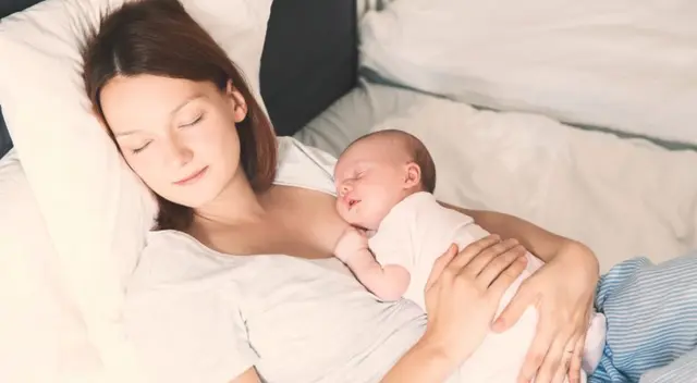 Las tomas nocturnas también regulan el sueño de la madre.