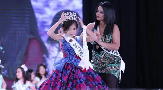 La pequeña en el feliz momento de su coronación.