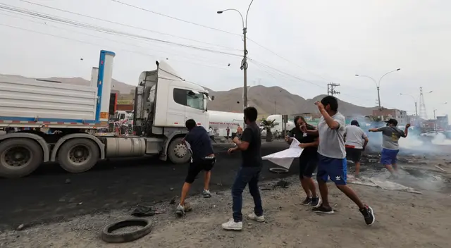 Manifestantes insisten en bloquear las principales carreteras del Perú y se inició un intenso enfrentamiento con la PNP. Manifestantes insisten en bloquear las principales carreteras del Perú y se inició un intenso enfrentamiento con la PNP.