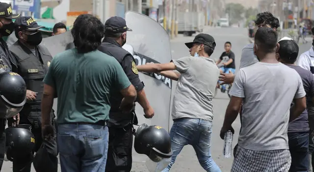 PNP y manifestantes se enfrentan en el kilómetro 15 de la Carretera Central.