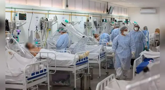 Un equipo médico revisa a un grupo de pacientes en UCI para COVID-19 del Hospital Gilberto Novaes en Manaos, Brasil.