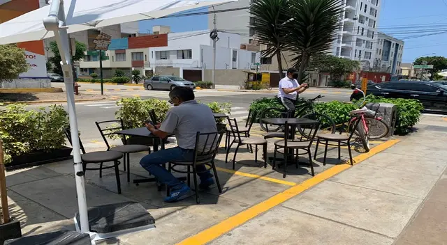 Restaurantes utilizan las vías públicas para asegurar el distanciamiento social Restaurantes utilizan las vías públicas para asegurar el distanciamiento social