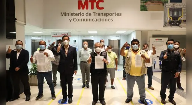 Luego de varias horas, los dirigentes del gremio de transportistas llegaron a un acuerdo con el Ejecutivo.