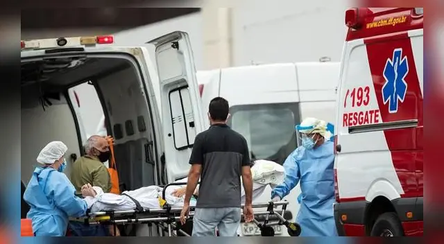 Personal médico de una ambulancia traslada a un paciente para remitirlo a un hospital Brasilia. Brasil es considerado actualmente el epicentro global de la crisis sanitaria por el coronavirus.