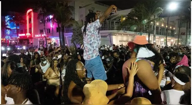 Una gran multitud de personas participa en una fiesta en la calle, durante las vacaciones de primavera en Miami Beach, Florida, Estados Unidos. Una gran multitud de personas participa en una fiesta en la calle, durante las vacaciones de primavera en Miami Beach, Florida, Estados Unidos.