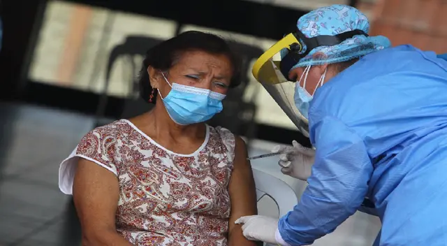 Adultos mayores afiliados serán inoculados en clínicas y aseguradoras desde el 29 de marzo