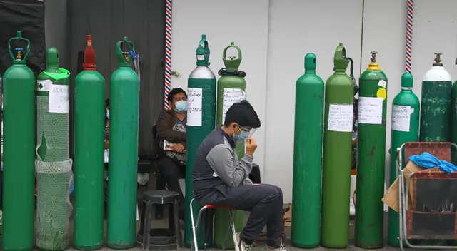 Familiares de pacientes COVID-19 continúan haciendo largas colar para recargar oxígeno medicinal. Familiares de pacientes COVID-19 continúan haciendo largas colar para recargar oxígeno medicinal.