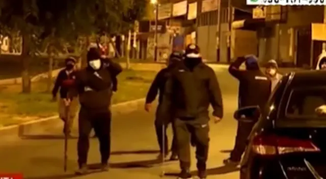 Vecinos salen desde las 12 de la noche a fin de ahuyentar a los delincuentes de la zona. Vecinos salen desde las 12 de la noche a fin de ahuyentar a los delincuentes de la zona.