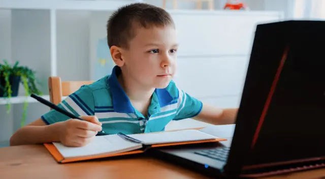 Procura que tus hijos descansen la vista después de cada clase. Procura que tus hijos descansen la vista después de cada clase.