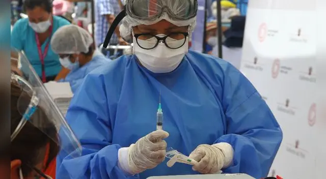 Más de 60 personas fueron vacunas en Loreto sin estar dentro del padrón oficial de adultos mayores. El Minsa tomará acciones legales. Más de 60 personas fueron vacunas en Loreto sin estar dentro del padrón oficial de adultos mayores. El Minsa tomará acciones legales.