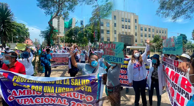 Enfermeras protestas por mejores condiciones laborales e implementos.