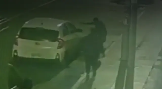 Hombre que se encontraba descansando en su auto fue asaltado por dos sujetos armados