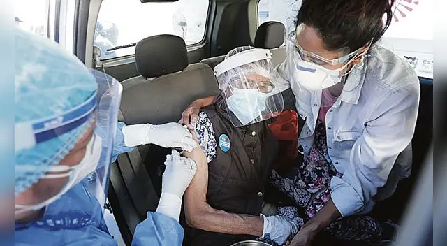 Vacunación de afiliados a seguros privados, EPS y clínicas comenzará el lunes 29 con 3500 adultos mayores.