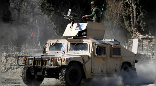 Blindado afgano patrullando el distrito de Shirzad Blindado afgano patrullando el distrito de Shirzad