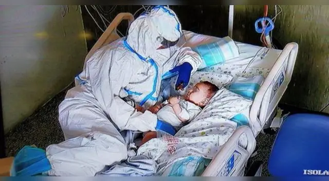 En la imagen se muestra a una enfermera acostada junto a un bebé en riesgo por complicaciones en sus órganos a causa del coronavirus. En la imagen se muestra a una enfermera acostada junto a un bebé en riesgo por complicaciones en sus órganos a causa del coronavirus.