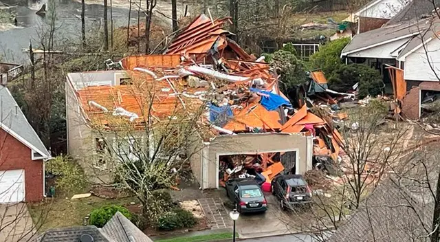 Entre las víctimas en Alabama, se reportó la muerte de una familia de tres miembros en su casa.