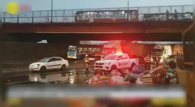 Los bomberos y personal de la Línea Amarilla trabajaron cerca de una hora y media para limpiar la pista.
