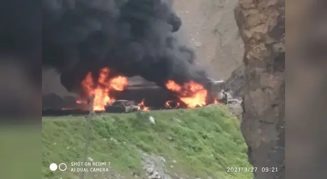 Lo que ha ocasionado un cierre por completo de el tránsito en ambos lugares por las fuertes llamas del fuego.