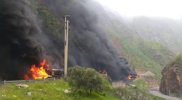 Bomberos están atendiendo la emergencia. Foto: Whatsapp La República Bomberos están atendiendo la emergencia. Foto: Whatsapp La República