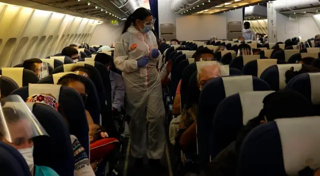 En la madrugada de este sábado, 221 venezolanos arribaron desde la ciudad de Lima en un avión del estatal Conviasa. En la madrugada de este sábado, 221 venezolanos arribaron desde la ciudad de Lima en un avión del estatal Conviasa.