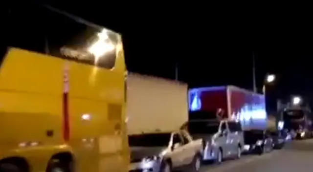 En horas de la mañana, seis cisternas se incendiaron, producto de ello una persona falleció y otro resultó herido. En horas de la mañana, seis cisternas se incendiaron, producto de ello una persona falleció y otro resultó herido.