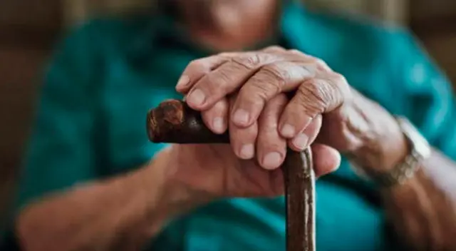 El hombre de 76 años viajaba en el interior de un taxi para inmunizarse contra el COVID-19.