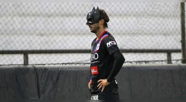 Felucho no tuvo mejor manera de celebrar su gol dedicado a su hijo con la máscara de Batman. Felucho no tuvo mejor manera de celebrar su gol dedicado a su hijo con la máscara de Batman.