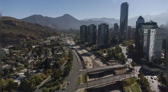 Vista aérea de Santiago en encierro, el 27 de marzo de 2021, en medio de la pandemia de coronavirus COVID-19.